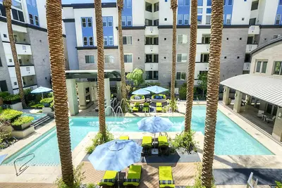 Image de ⚡Top Floor 2sty Loft - King Beds - Shopping & Dining -1mile + Parking⚡