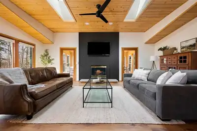 Image de Starkhaus: Modern Cabin, Walking Distance to Dt Sb