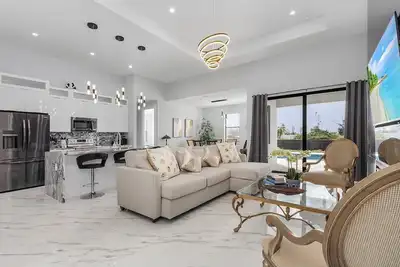 Image de Villa Del Sol Vacation Heated Pool home with outdoor Tv and work, office room.