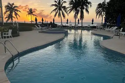 Image de Gorgeous ocean views on Seven Mile Beach!