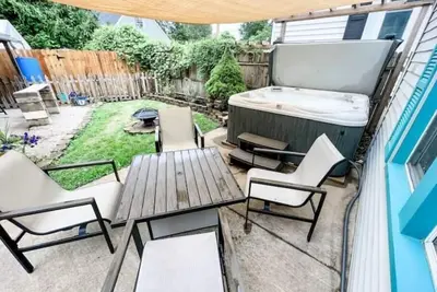 Image de Love Shack Private Hot tub steps to Jet/Town