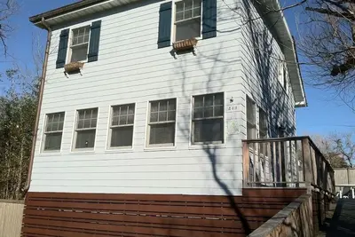 Image de Large Beach House Steps From Town and Ocean