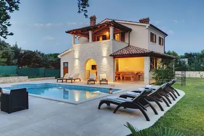 Image de Villa avec piscine et terrasse ensoleillée