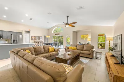 Image de Tarpon Springs Fun in the Sun with a Pool, Beaches and Backyard Chickens