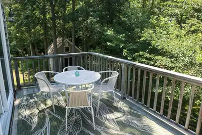 Image de Enjoy this 1, 600 sqft two story guest house with A/C, garage, balcony, and access to bike trail!