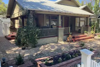 Image de Craftsman Bungalow-Euclid St. Paul’s neighborhood.