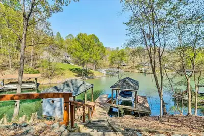 Image de Lake-It- Easy- Pet-friendly home with sunrise views. E enjoy  the kayaks during the day and the firepit in the evening.