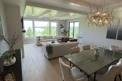 Image de Overlook Downtown in this New 1st Floor Condo with a Beautiful Water View!