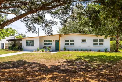 Image de Coral Way-Coastal retreat 1 mile to beach, walk to local brewery and eateries.