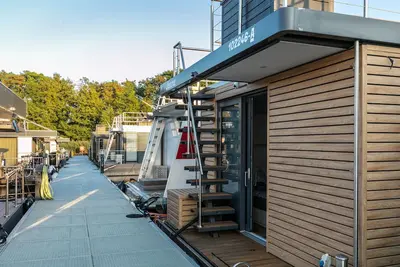 Image de Bateau-maison Joana avec grande terrasse ensoleillée à Zehdenik