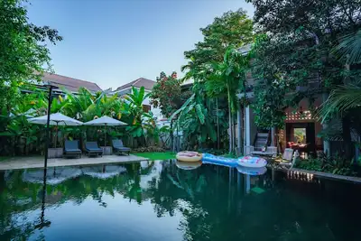 Image de Rustic wooden home 1960s style with privet pool