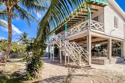 Image de Exquisite beach home with balcony, bikes, & kitchenette