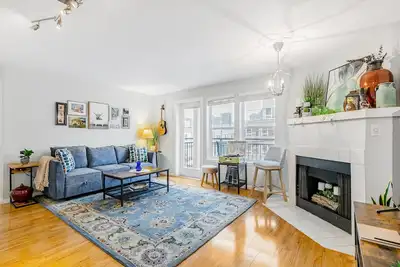 Third-floor condo with balcony steps from Space Needle - walk everywhere