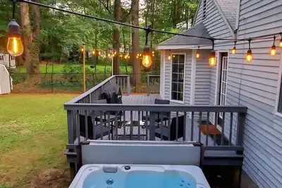 Image de Hot Tub/Pool Table- Hidden Gem of Saratoga Springs