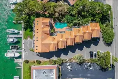 Waterfront view property 5 minutes from the beaches!