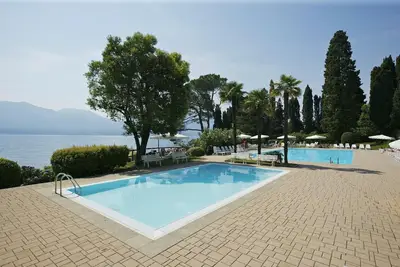 Image de Modern furnished 1-room studio apartment with balcony, pool and lake access