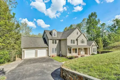 Image de Gone Fishing Sleeps 8 - Home has 5000 sq ft. and 4 floors of fun including a movie room and game room