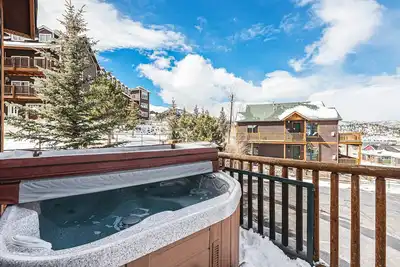 Image de Welcome to Chief Cheley Peak at Mary's Lake w/ Hot Tub!