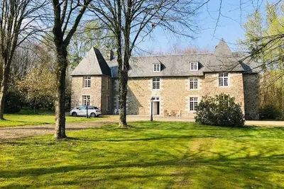 Image de Beautiful manor house set in its own woodland.