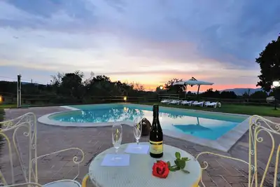 Image de Ferme 'Casale Storico Xvii Sec - Tulipano' avec vue montagne et piscine partagée