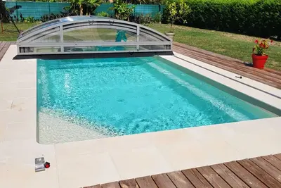 Image de Agréable maison familial avec piscine sécurisée par un dôme