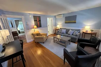 Image de Unique Townhouse Style Apartment 2 Bed/ 2 Bath/ Full Kitchen Dog friendly on Historic Spring St.