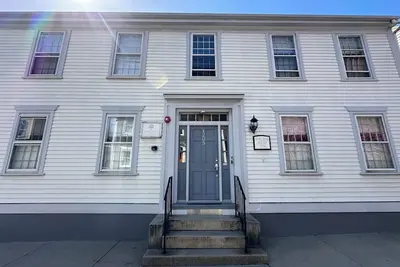 Image de 5 Bed, 5 bath, 3 pullout sofas, 1 daybed, Dog friendly, & parking on Historic Spring St.