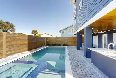Image de Pelican Watch – Luxury Beachside Retreat with Ocean Views, Pool, and Elevator