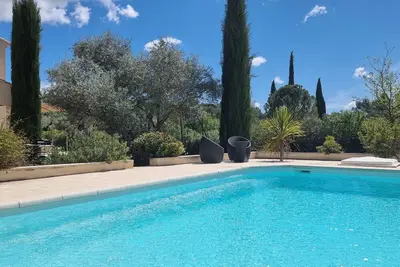 Image de Belle propriété tout confort et au calme à 2 mn du village au pied de la colline