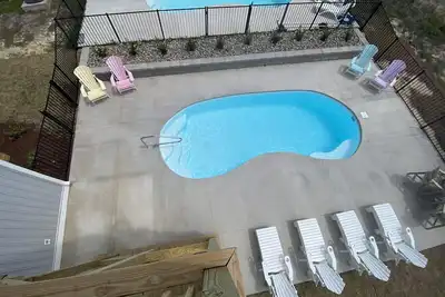 Image de Salty Emerald- 3rd row house with private pool. Sleeps 18- 5 Br and 4. 5 Bathroom