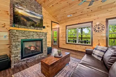 Image de 5 Min to Gatlinburg/Pigeon Forge*Hot Tub*Firepit + Games