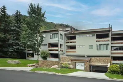 Image de Lovely 2 bedroom condominium on the free bus shuttle. Pool open in the summer