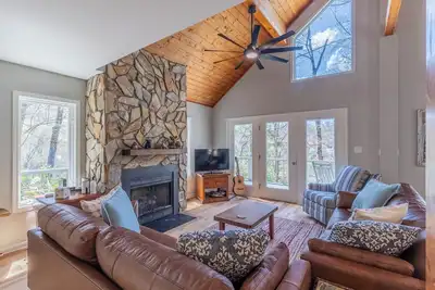 Image de 3br Lakefront w\/ Dock, Hot Tub, Game Room + Ev
