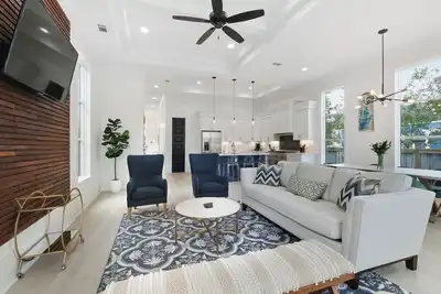 Image de Spacious Luxury Home With Outdoor Oasis
