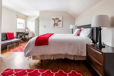 Image de Inn at 84 Honeycrisp: 1 King Br private bath with sofa