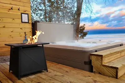 Image de HotTub, Premium Beach Access, Bbq, Natural Fire Place, FirePit, 1hr from Lambeau