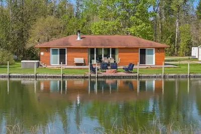 Image de Beautiful Log Cabin on the River with Hot Tub