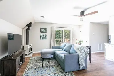 Image de Sleeps 12: Apt & 3 rooms with common area and deck