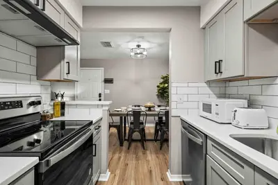 Image de 2 bed/ 2 bath condo with Balcony * All New * Bears Den H