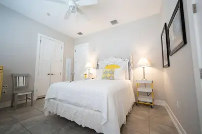 Key West Style Apartment - with pool/hot-tub