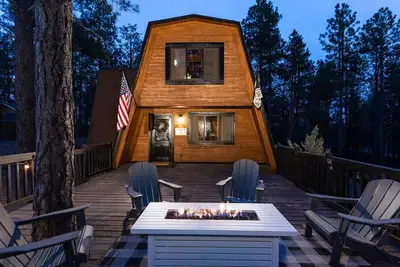 Image de Cozy Cabin in the forest! One hour drive to the Grand Canyon South Entrance!