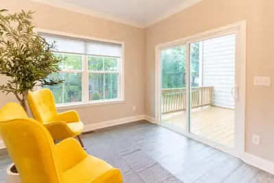 Image de Minimalistic new spacious home - 5 mins to Truist!