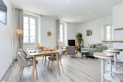 Image de Vairo. Duplex lumineux, vue port, clim