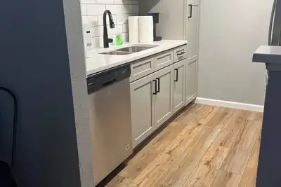 Image de 2 bed/ 2 bath condo * Private Fenced Yard * Dog Friendly * All New