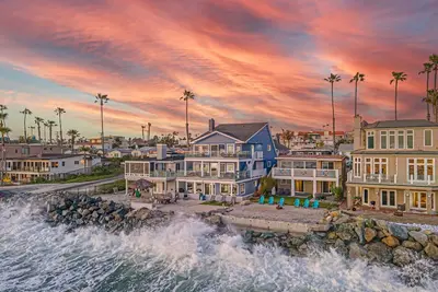 Image de Brand New 5 Bedroom Oceanfront Home - Big Pacific