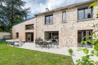 Image de Belle maison familiale spacieuse sur les bords de Rance. Filet suspendu.