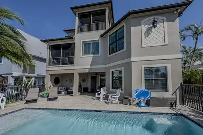 Image de Waterfront gulf access 4 Bedroom Home w Den & Heated Pool