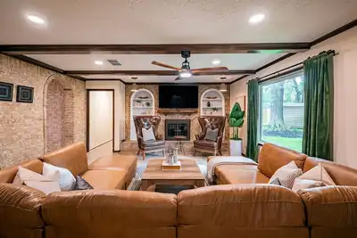Image de Relax & Play: Saint Cloud Home with Cozy Porch and Game Room Fun