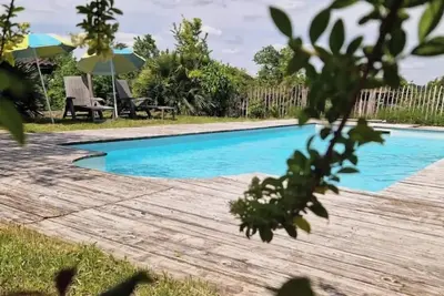 Image de Charme Rustique: Maison de Campagne Spacieuse avec Piscine Privée