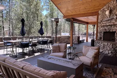 Image de Beautiful 3134 sq ft cabin on 1. 3 acres, hot tub, fireplace, huge deck